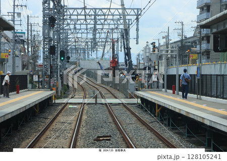 阪神なんば線 高架工事中の福駅とホーム 阪神なんば線 高架工事中の福駅とホーム 128105241