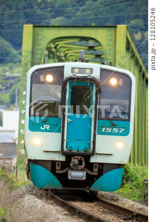 貞光川橋梁を渡る1500形気動車（JR四国） 128105246