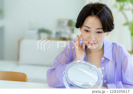 ミドル女性のビューティーイメージ 128105617