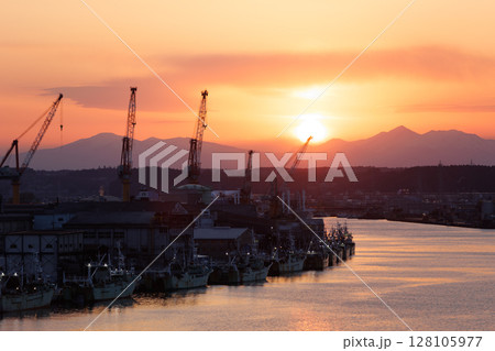 グレットタワーみなとから観る八戸魚市場 第二市場と夕暮れ（青森県八戸市） 128105977