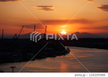 グレットタワーみなとから観る夕暮れ（青森県八戸市） 128105980