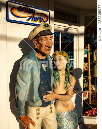 ハワイ島の観光地にある木像 128106972