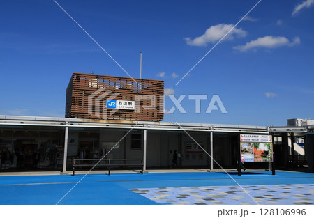 東海道本線の石山駅　ペデストリアンデッキから見た駅舎 128106996