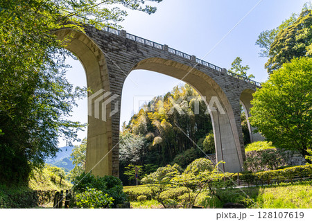 《七沢森林公園》新緑に包まれたアーチ橋（神奈川県厚木市） 128107619