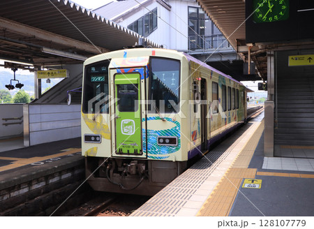 関西本線　加茂駅のキハ120 128107779