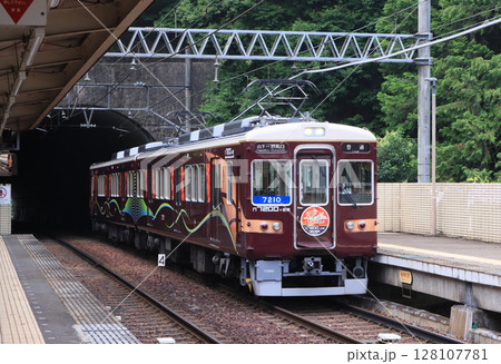 能勢電鉄妙見線光風台駅に到着する7200系電車 能勢電鉄妙見線光風台駅に到着する7200系電車 128107781