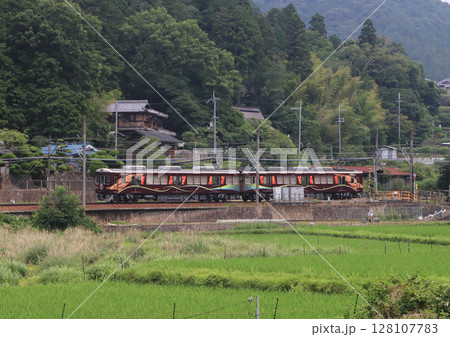能勢電鉄　妙見口駅付近を走る7200系電車 128107783