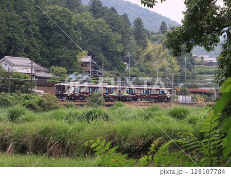 能勢電鉄　妙見口駅付近の田園風景を走る7200系電車 128107784