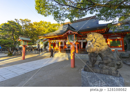 Fukuoka, Japan - Dec 27, 2022 : Beautiful view of the Sumiyoshi shrine with blue sky in Fukuoka, Japan on Dec 27, 2022. 128108082