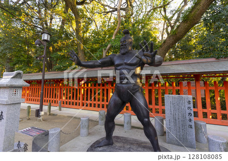 Fukuoka, Japan - Dec 27, 2022 : Beautiful view of the Sumiyoshi shrine with blue sky in Fukuoka, Japan on Dec 27, 2022. 128108085