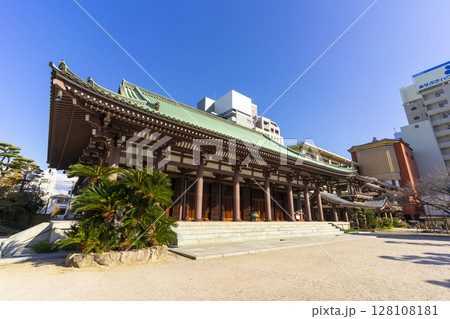 Fukuoka, Japan - Dec 27, 2022 : Beautiful view of Tochoji Temple or Nangakuzan with blue sky in Fukuoka, Japan on Dec 27, 2022. 128108181