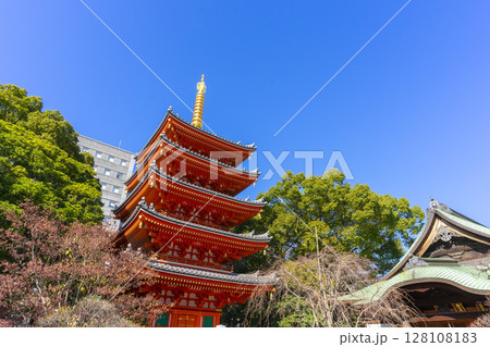Fukuoka, Japan - Dec 27, 2022 : Beautiful view of Tochoji Temple or Nangakuzan with blue sky in Fukuoka, Japan on Dec 27, 2022. Fukuoka, Japan - Dec 27, 2022 : Beautiful view of Tochoji Temple or Nangakuzan with blue sky in Fukuoka, Japan on Dec 27, 2022. 128108183
