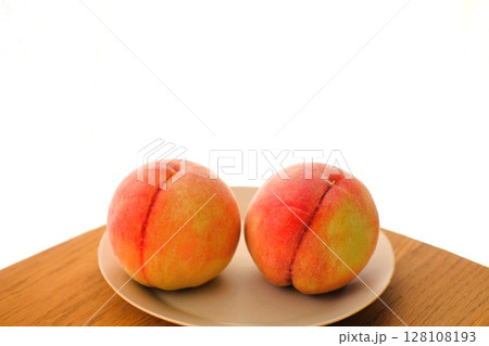 お皿の上に載った新鮮な桃 128108193