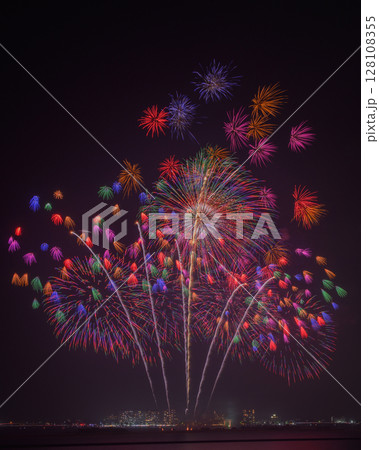 浜名湖弁天島の花火と鳥居 128108355