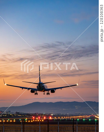 ジェット機の黄昏れランディング 128108363