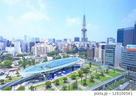 愛知県名古屋市、名古屋テレビ塔とオアシス21の風景 愛知県名古屋市、名古屋テレビ塔とオアシス21の風景 128108561
