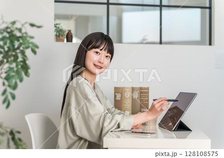 家,オフィスでタブレットPCを操作する若いアジア人,日本人女性 128108575