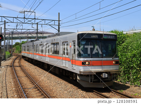 北陸鉄道浅野川線　三ツ屋駅に無到着する03系電車 128108591