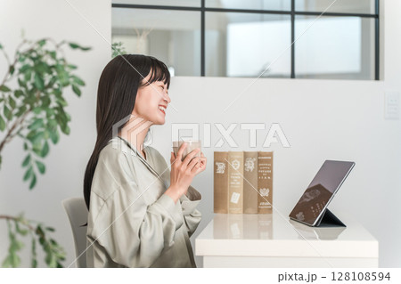 家,オフィスでタブレットPCを使う若いアジア人,日本人女性 家,オフィスでタブレットPCを使う若いアジア人,日本人女性 128108594