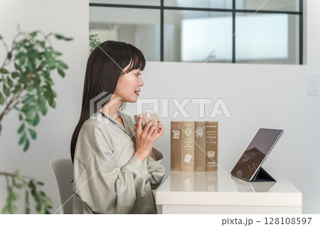 家,オフィスでタブレットPCを使う若いアジア人,日本人女性 家,オフィスでタブレットPCを使う若いアジア人,日本人女性 128108597