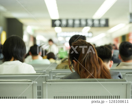 中部国際空港の到着ロビーで客待ちの人々の姿 中部国際空港の到着ロビーで客待ちの人々の姿 128108611