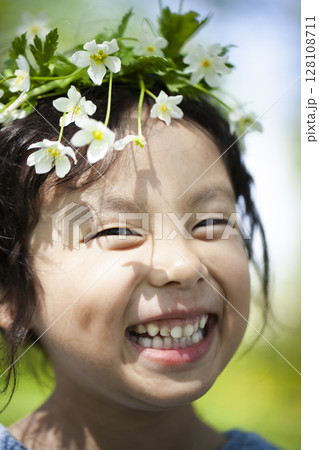 花畑で遊ぶ子ども 128108711
