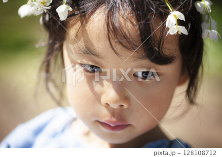 花畑で遊ぶ子ども 花畑で遊ぶ子ども 128108712