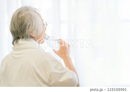介護施設・デイサービス・スポーツジムで運動・トレーニングするシニア世代の女性 128108991