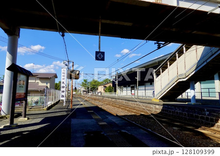 大神神社(おおみわじんじゃ)最寄り駅であるJR三輪駅のホームから奈良方面を見た風景 奈良県桜井市三輪 大神神社(おおみわじんじゃ)最寄り駅であるJR三輪駅のホームから奈良方面を見た風景 奈良県桜井市三輪 128109399