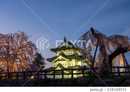 青森県弘前市下白銀町弘前公園 ベニシダレザクラなどの夜桜ライトアップに囲まれた弘前城天守閣夜景 青森県弘前市下白銀町弘前公園 ベニシダレザクラなどの夜桜ライトアップに囲まれた弘前城天守閣夜景 128109531