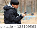 スマートフォンを見る中学生の少年 アジアの日本人 128109563
