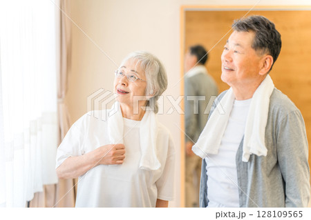 介護施設・デイサービス・スポーツジムで運動・トレーニングするシニア世代の男女 128109565