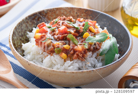 セージ香るミートソースごはん 丼カフェ風スタイル ( ミートソース丼 ) セージ香るミートソースごはん 丼カフェ風スタイル ( ミートソース丼 ) 128109597