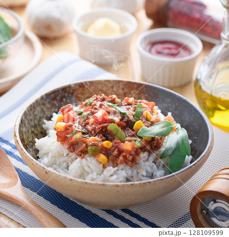 セージ香るミートソースごはん 丼カフェ風スタイル ( ミートソース丼 ) セージ香るミートソースごはん 丼カフェ風スタイル ( ミートソース丼 ) 128109599