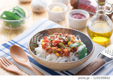 セージ香るミートソースごはん 丼カフェ風スタイル （ ミートソース丼 ） 128109602