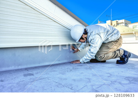 戸建て家屋の屋根修理工事　陸屋根　作業員 128109633