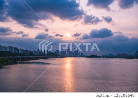 A view of the sunset city of Yeouido in the financial district taken on the Dongjak Bridge on the Han River in summer evening A view of the sunset city of Yeouido in the financial district taken on the Dongjak Bridge on the Han River in summer evening 128109649