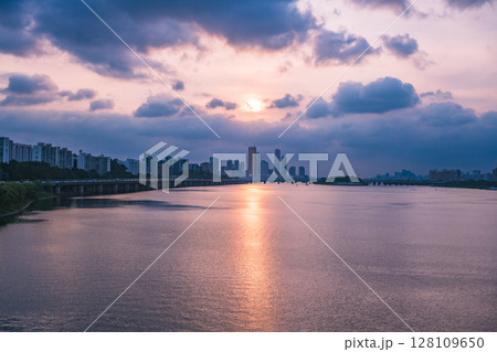 A view of the sunset city of Yeouido in the financial district taken on the Dongjak Bridge on the Han River in summer evening A view of the sunset city of Yeouido in the financial district taken on the Dongjak Bridge on the Han River in summer evening 128109650