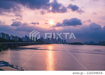 A view of the sunset city of Yeouido in the financial district taken on the Dongjak Bridge on the Han River in summer evening 128109658