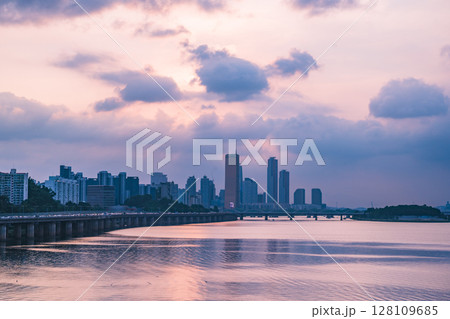 A view of the sunset city of Yeouido in the financial district taken on the Dongjak Bridge on the Han River in summer evening 128109685