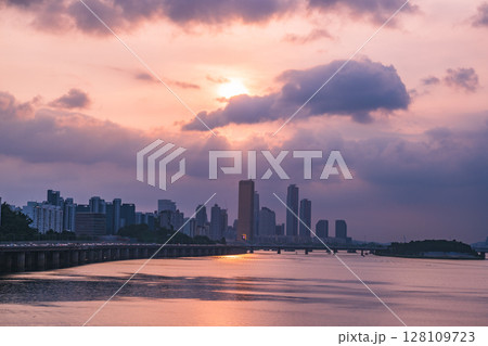 A view of the sunset city of Yeouido in the financial district taken on the Dongjak Bridge on the Han River in summer evening 128109723