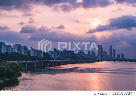 A view of the sunset city of Yeouido in the financial district taken on the Dongjak Bridge on the Han River in summer evening 128109724