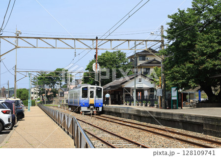 えちぜん鉄道　三国港駅に停車する電車 128109741