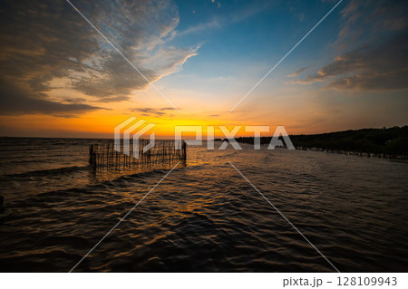 Picture of the atmosphere of the sea in the evening, the light and color of the sky are beautiful. 128109943
