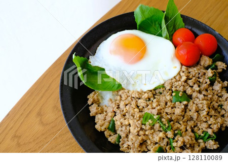 目玉焼きの乗ったガパオライス 128110089