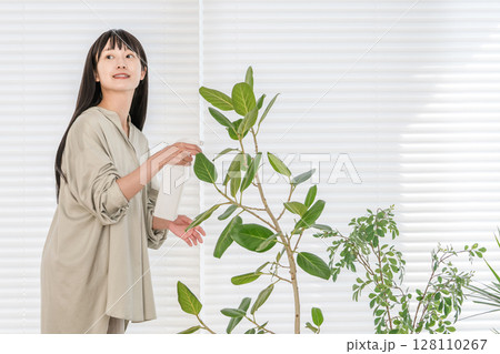 観葉植物,インテリアグリーンに霧吹きで水を上げる若い女性 観葉植物,インテリアグリーンに霧吹きで水を上げる若い女性 128110267
