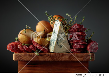 Blue cheese, dry-cured sausages, thyme and pears. 128110318
