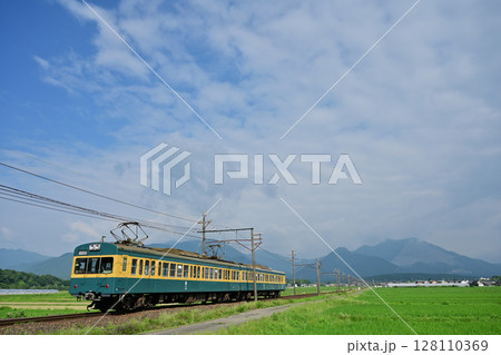 三岐鉄道101系電車と藤原岳 128110369