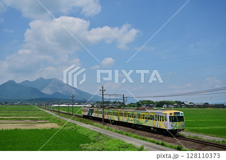 三岐鉄道801系電車と藤原岳 128110373