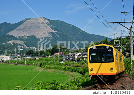 三岐鉄道の北勢線の電車と藤原岳 128110411